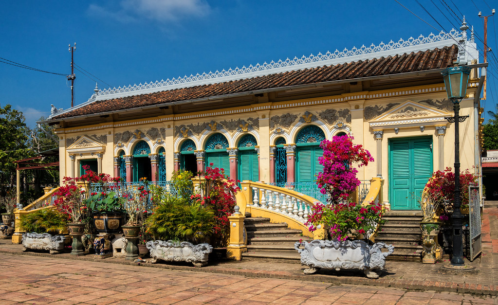 C?n Th?  ist die groesste Stadt in der Region des Mekongdeltas und viertgroesste Stadt Vietnams. Als regierungsunmittelbare Stadt ist sie direkt der Zentralregierung unterstellt und der Verwaltungseinheit Provinz gleichgestellt. Die Thành ph? C?n Th? hat weniger den Charakter einer gewachsenen Stadt als den einer Verwaltungseinheit aus lose verbundenen Siedlungen. Der zentral gelegene Stadtteil (Qu?n) Ninh Ki?u ist mit rund 250.000 Einwohnern der bevoelkerungsreichste, hier befinden sich die meisten staedtischen und Gemeindeaemter. Als historische Bezeichnung für die Stadt ist auch Tây ?ô(Hauptstadt des Westens) bekannt. Die Stadt liegt am suedlichen Ufer des Unteren Mekong, des groessten Muendungsarmes des Mekong.  Das Klima in C?n Th? ist tropisch und vom Monsun gepraegt: Regen von Mai bis November, trocken von Dezember bis April. Die mittlere Luftfeuchtigkeit beträgt 83 Prozent, die jaehrliche Niederschlagsmenge 2024 mm und die mittlere Temperatur 27,5 °C.