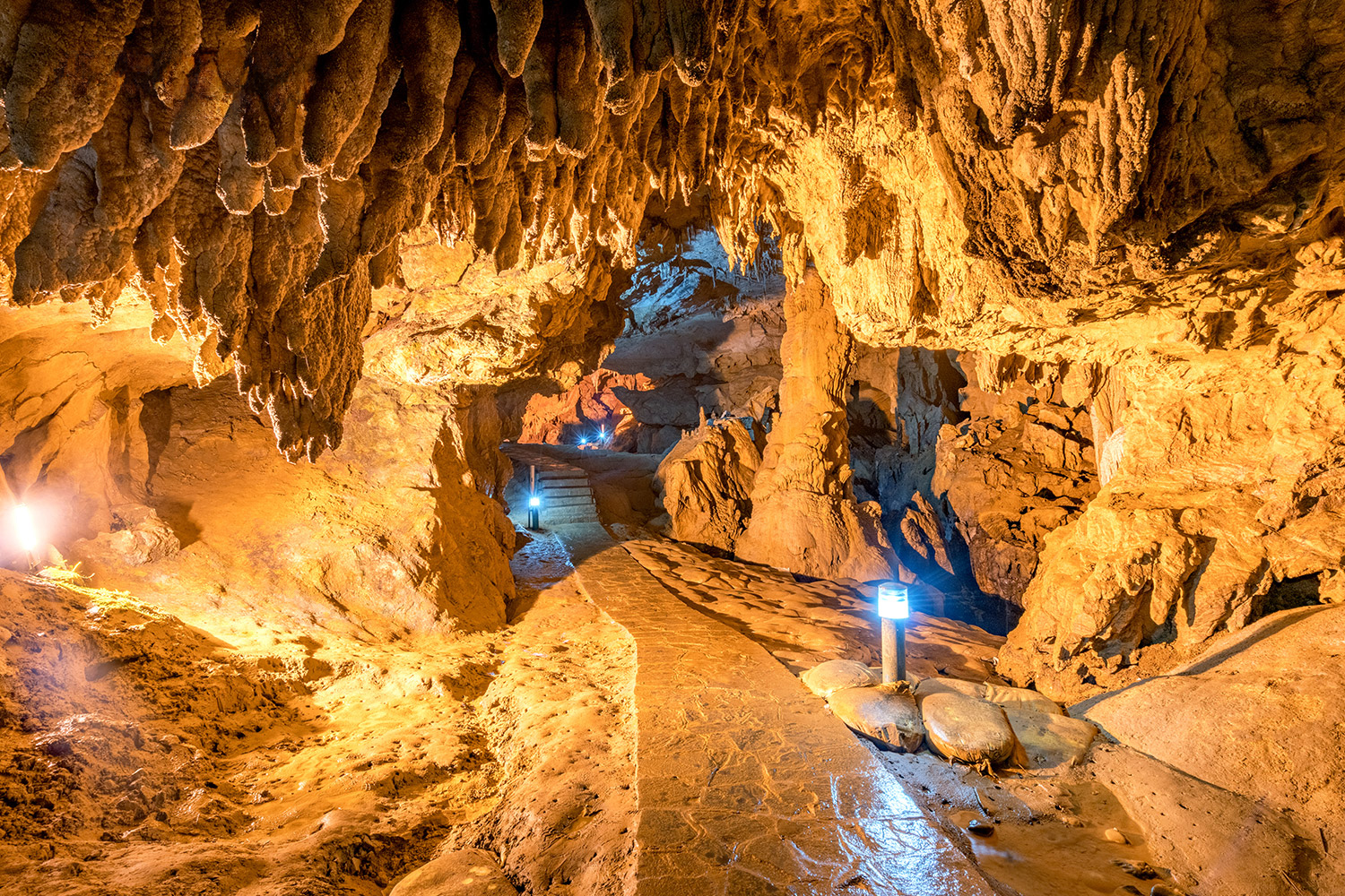 Nguom-Ngao-cave_749367559