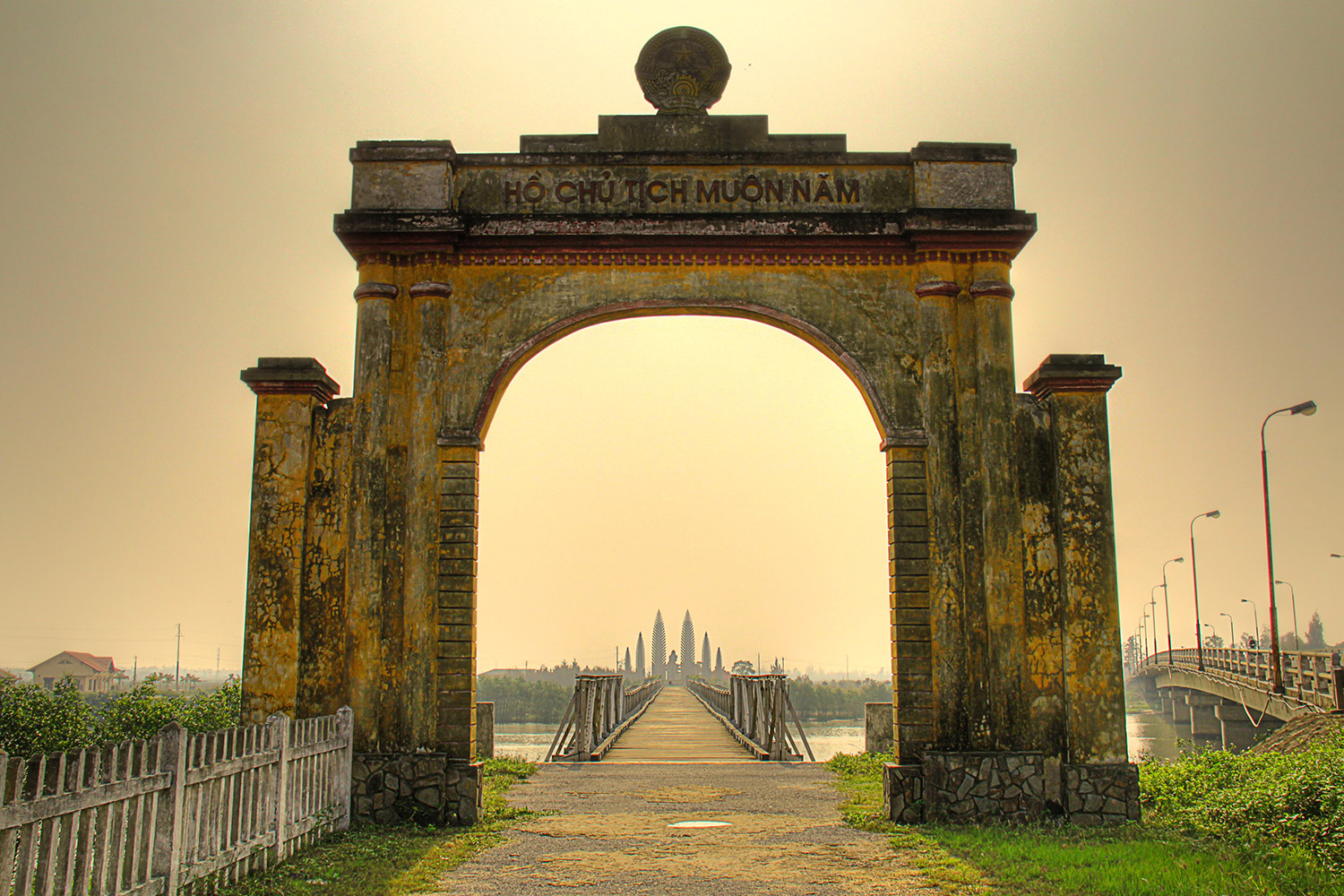 hien-luong-bridge-over-ben-hai-river