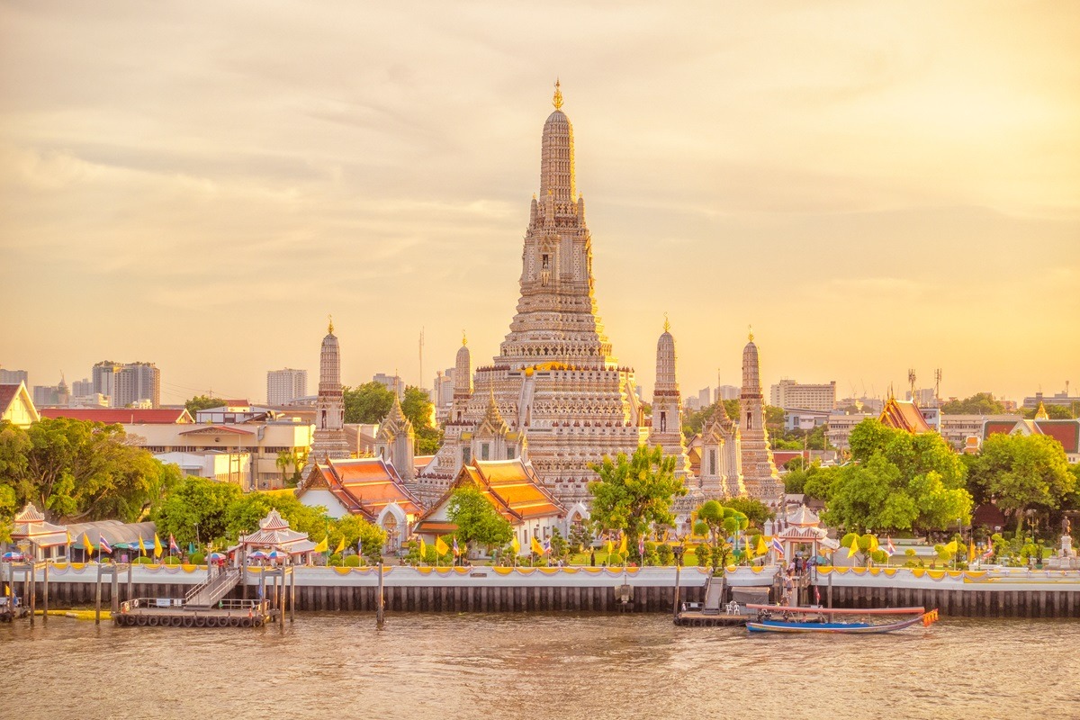 Beautiful,View,Of,Wat,Arun,Temple,At,Sunset,In,Bangkok,