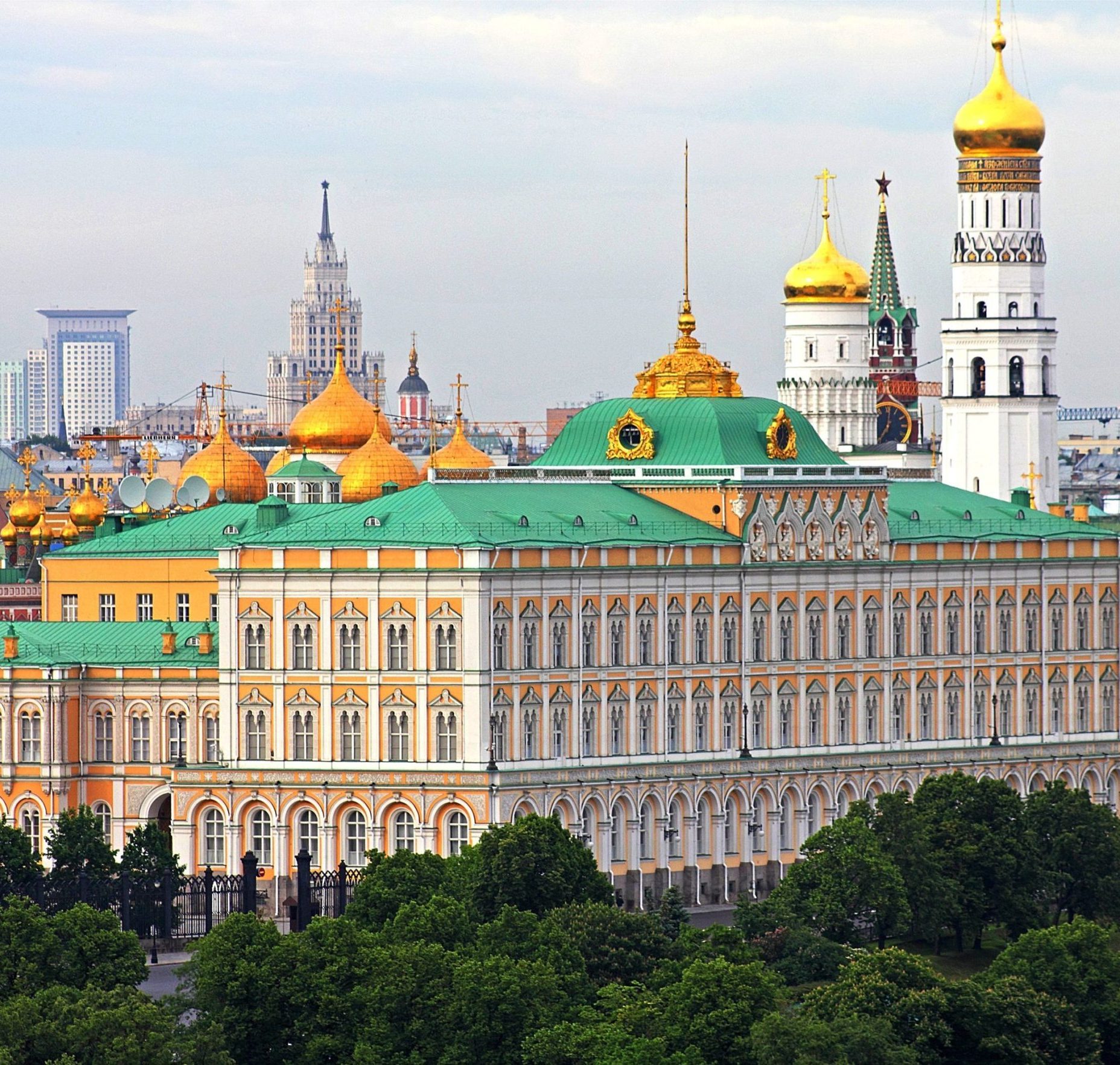 tat-tan-tat-ve-dien-kremlin-noi-ngu-tri-cua-tong-thong-nga-11