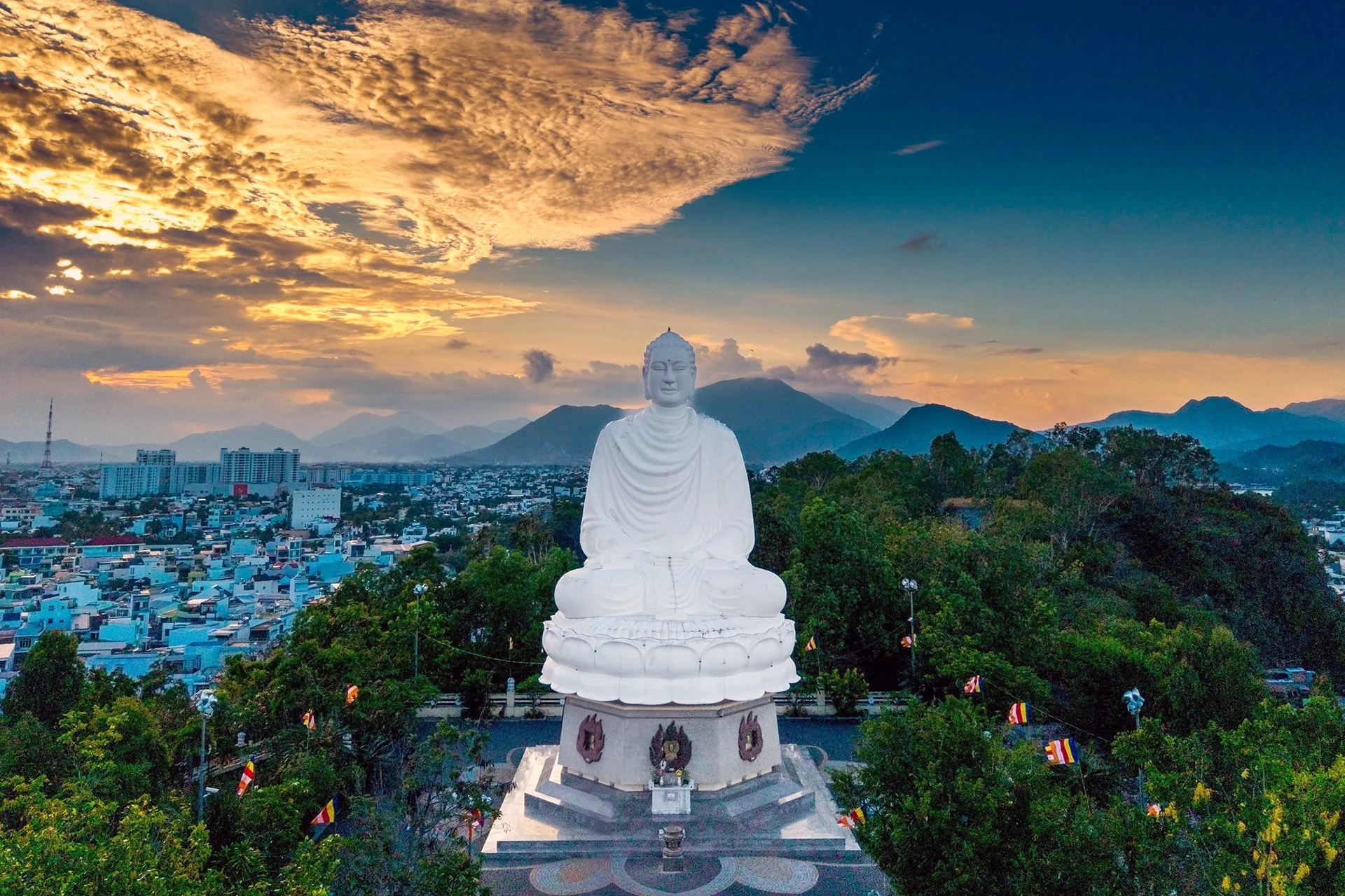 kham-pha-chua-long-son-bieu-tuong-tam-linh-cua-pho-bien-nha-trang-1-1433